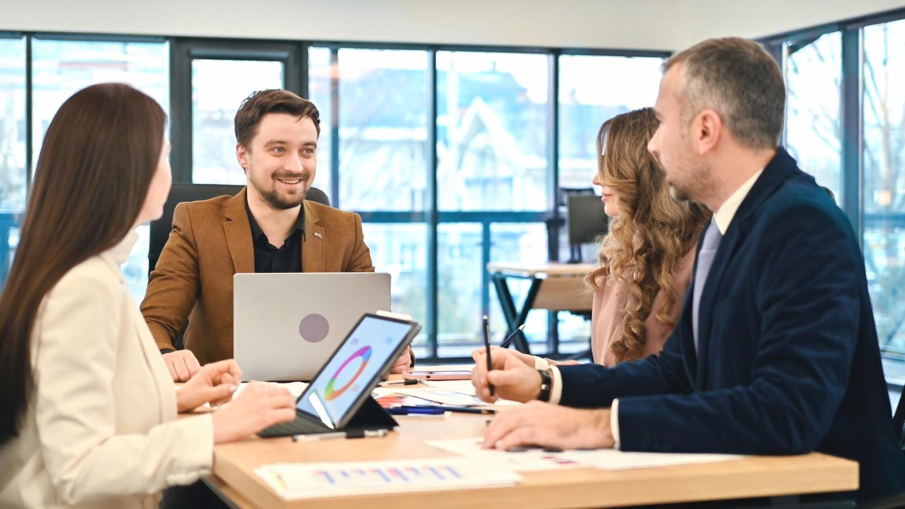 Equipo de juronariva trabajando en consultas de finanzas personales